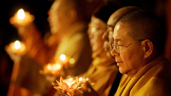 Buddhist monks hold candles during Transmission of Lamp as part of the World Buddhist Forum at Puji Monastery Saturday April 15, 2006 in Mount Putuo, China - Sputnik International