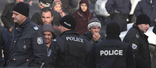 Migrants are seen in front of Bulgarian police after clashes inside a refugee center in the town of Harmanli, Bulgaria, November 25, 2016 - Sputnik International