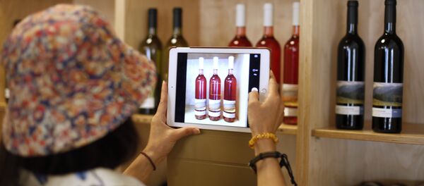 A visitor takes a picture of wine bottles at a winery of the Israeli-annexed Golan Heights on November 12, 2015 - Sputnik International