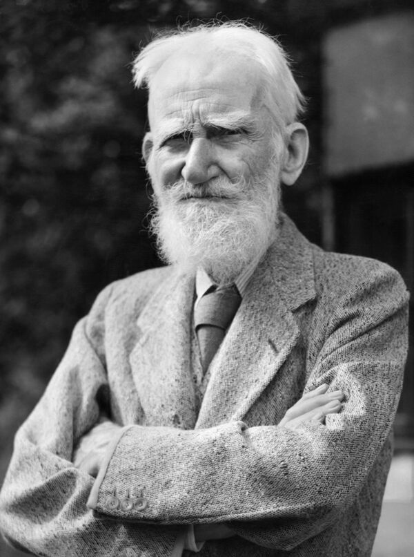 Irish author and dramatist George Bernard Shaw poses at his Ayot St Lawrence house in July 1946 a few days before his 90th birthday - Sputnik International