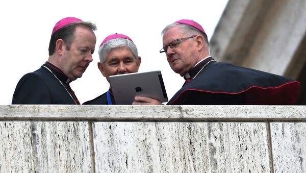 Bishops looks at the screen of a tablet as they await the arrival of the Pope for the Synod on the family at the Vatican on October 15, 2015. - Sputnik International