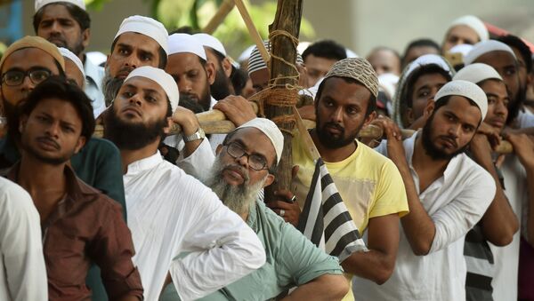 Indian Muslims take part in a protest rally against the implementation of a Uniform Civil Code in Mumbai on October 20, 2016 - Sputnik International