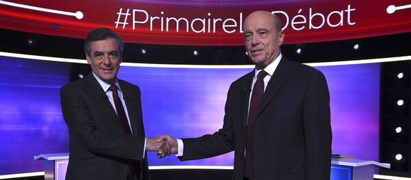 French politicians Alain Juppe (R) and Francois Fillon shake hands as they arrive to attend the third prime-time televised debate as they campaign in the second round for the French center-right presidential primary election in Paris, France, November 24, 2016 - Sputnik International
