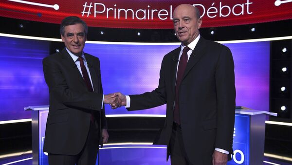 French politicians Alain Juppe (R) and Francois Fillon shake hands as they arrive to attend the third prime-time televised debate as they campaign in the second round for the French center-right presidential primary election in Paris, France, November 24, 2016 - Sputnik International
