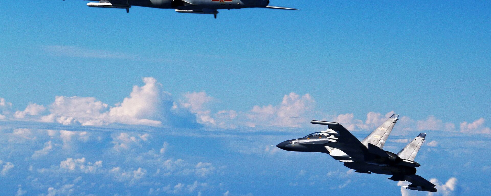 Chinese People's Liberation Army Air Force Su-30 fighter, right, flies along with a H-6K bomber as they take part in a drill near the East China Sea (File) - Sputnik International, 1920, 13.12.2022