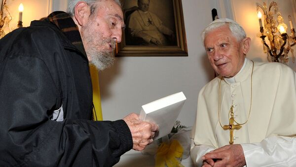 Pope Benedict XVI meets former Cuban leader Fidel Castro in Havana in this March 28, 2012 file photo - Sputnik International