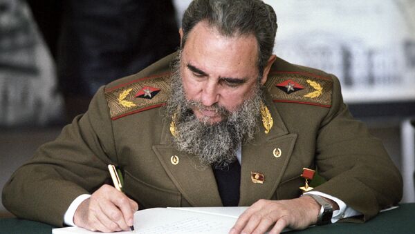 Fidel Castro, First Secretary of the Communist Party of Cuba, President of the State Council and the Council of Ministers of Cuba, head of delegation of Cuban communists at XXVII convention of CPSU making a record in the distinguished visitors' book at the main architectural and design department of Moscow - Sputnik International