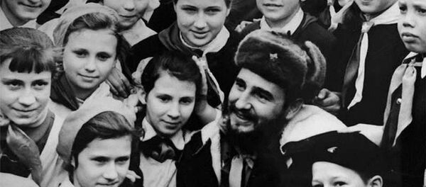 Fidel Castro meeting with school students in Murmansk, 1963 - Sputnik International