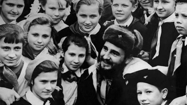 Fidel Castro meeting with school students in Murmansk, 1963 - Sputnik International