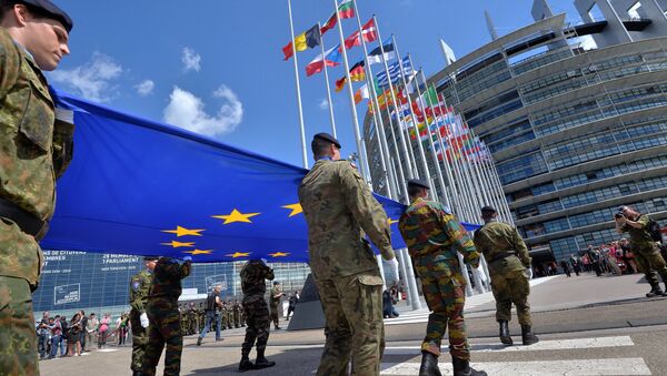 Soldiers of a Eurocorps detachment carry the European Union flag to mark the inaugural European Parliament session in front of the European Parliament in Strasbourg, eastern France (file) - Sputnik International