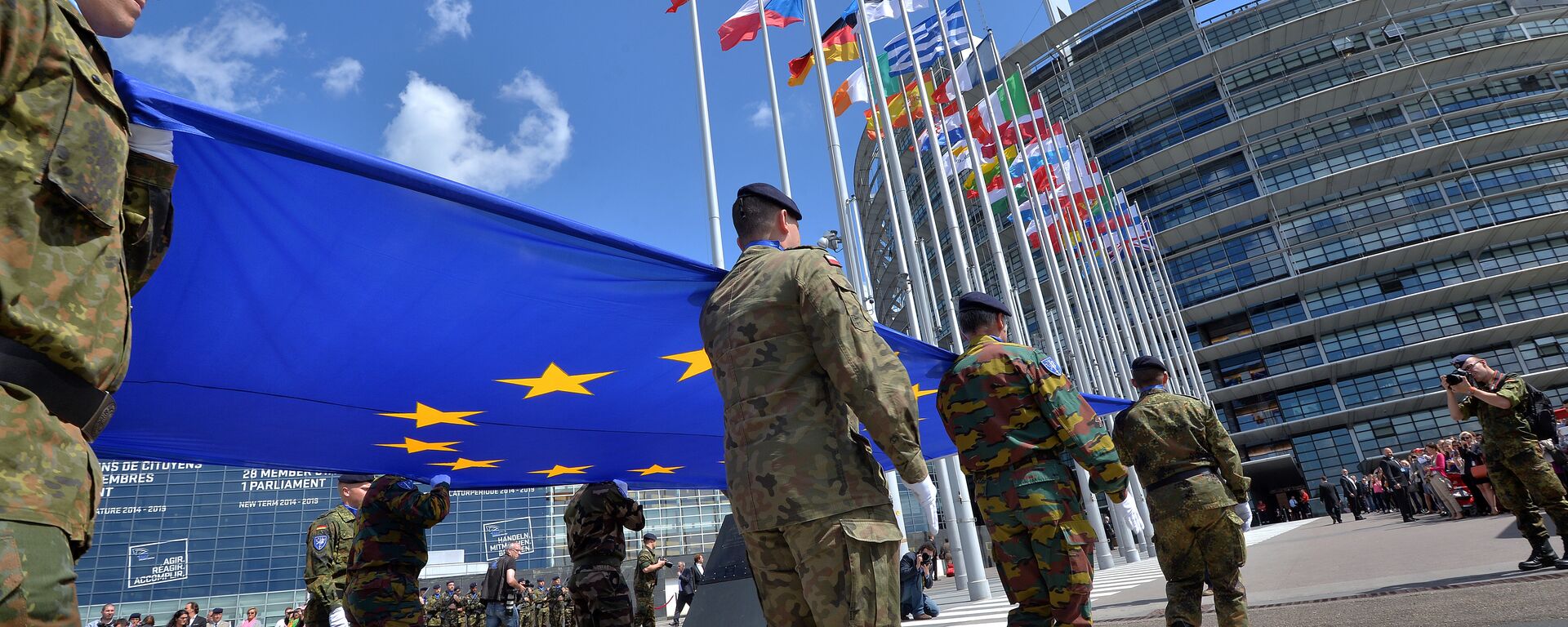 Soldiers of a Eurocorps detachment carry the European Union flag to mark the inaugural European Parliament session in front of the European Parliament in Strasbourg, eastern France (file) - Sputnik International, 1920, 26.01.2024