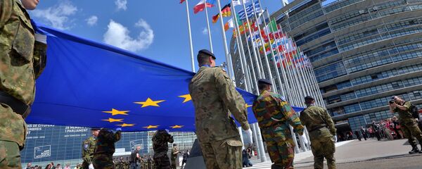 Soldiers of a Eurocorps detachment carry the European Union flag to mark the inaugural European Parliament session in front of the European Parliament in Strasbourg, eastern France (file) Soldiers of a Eurocorps detachment carry the European Union flag to mark the inaugural European Parliament session in front of the European Parliament in Strasbourg, eastern France (file) - Sputnik International