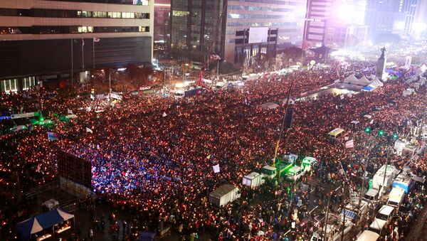 South Koreans hold candles during a rally against President Park Geun-Hye on a main street in Seoul, South Korea, 26 November 2016 - Sputnik International