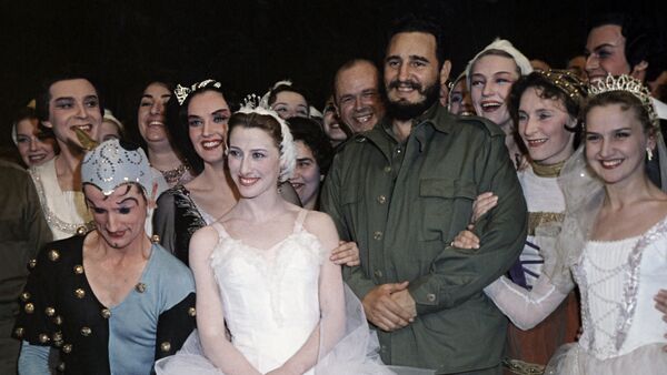 Prime Minister of the Revolutionary Government of the Republic of Cuba Fidel Castro and soloist of the Bolshoi Theater ballet Maya Plisetskaya after the ballet Swan Lake. - Sputnik International