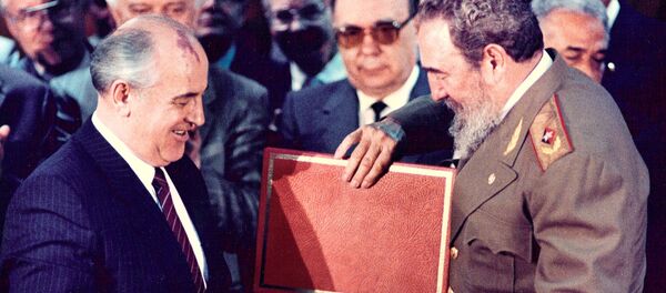 Then Cuban President Fidel Castro (R) and then Soviet leader Mikhail Gorbachev (L) exchange documents during a treaty signing ceremony in Havana in this April 4, 1989 file photo Then Cuban President Fidel Castro (R) and then Soviet leader Mikhail Gorbachev (L) exchange documents during a treaty signing ceremony in Havana in this April 4, 1989 file photo - Sputnik International