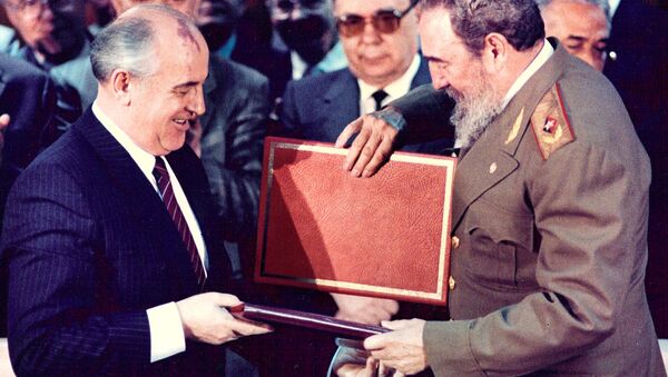 Then Cuban President Fidel Castro (R) and then Soviet leader Mikhail Gorbachev (L) exchange documents during a treaty signing ceremony in Havana in this April 4, 1989 file photo - Sputnik International