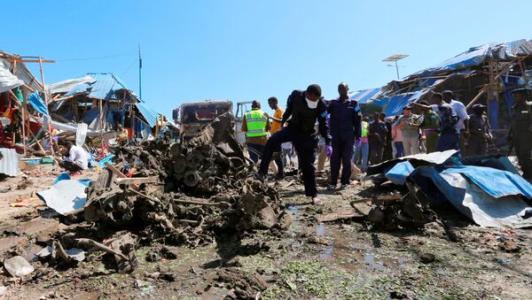 Explosive experts assess the wreckages of destroyed cars at the scene of an explosion at a police checkpoint near the vegetable market in Waberi district of Somali capital Mogadishu, November 26, 2016 - Sputnik International