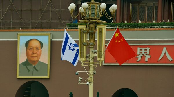 The Israeli and Chinese flags fly beside the portrait of Mao Zedong at Tiananmen Gate in Beijing (File) - Sputnik International