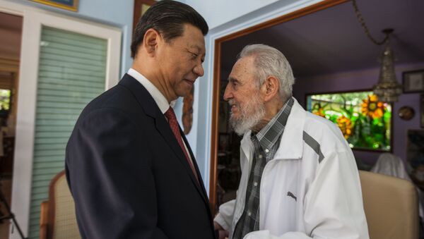 In this July 22, 2014 file photo, Cuba's Fidel Castro, right, greets China's President Xi Jinping in Havana, Cuba - Sputnik International