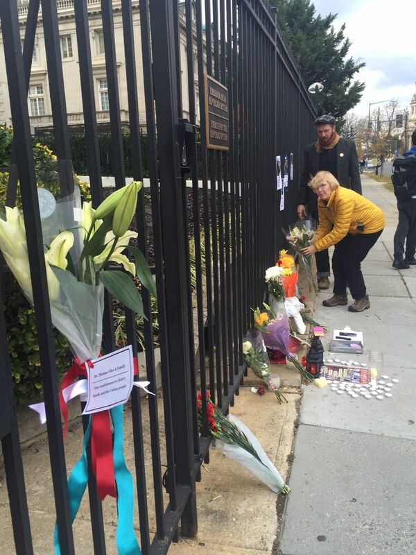 Dozens of people are bringing flowers to the Cuban embassy in Washington on Saturday to honor the memory of former Cuban President Fidel Castro, who passed away on Friday night - Sputnik International