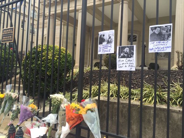 Dozens of people are bringing flowers to the Cuban embassy in Washington on Saturday to honor the memory of former Cuban President Fidel Castro, who passed away on Friday night Dozens of people are bringing flowers to the Cuban embassy in Washington on Saturday to honor the memory of former Cuban President Fidel Castro, who passed away on Friday night - Sputnik International