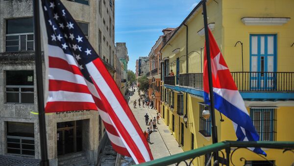 Cuban and US flags are seen outside the private restaurant La Moneda Cubana in Havana on March 17, 2016 - Sputnik International