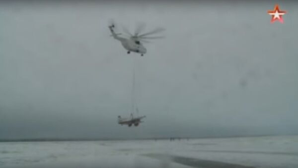 Mi-26T helicopter airlifts a plane - Sputnik International