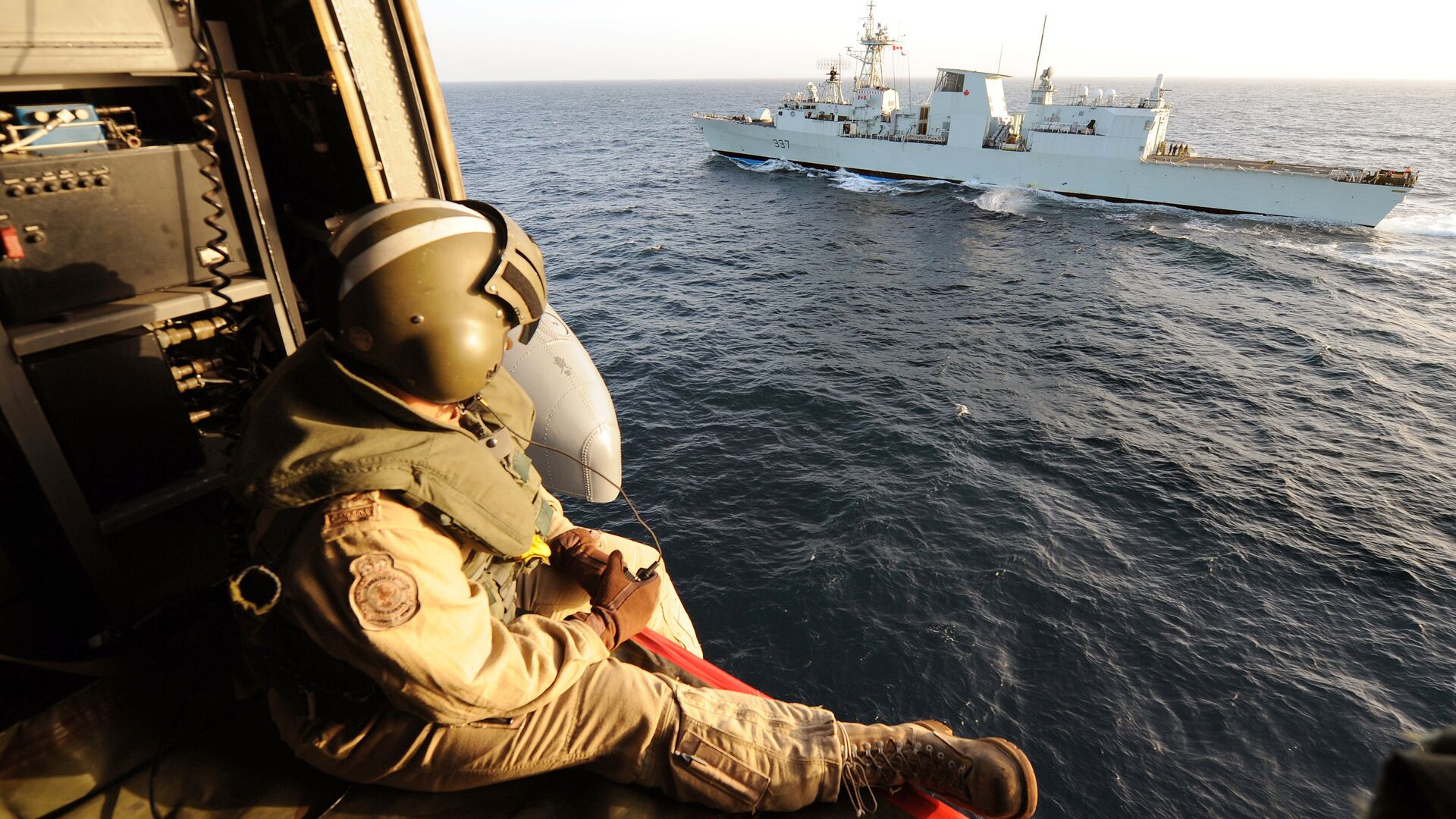 Canadian helicopter Sea-King of the military ship Fredericton flies near Canadian military boat during a flying security patrol on January 9, 2010 in the Aden Gulf - Sputnik International, 1920, 15.10.2021