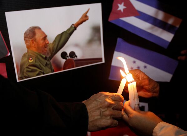 People place candles beside a picture of Fidel, as part of a tribute, following the announcement of the death of Cuban revolutionary leader Fidel Castro, in Tegucigalpa, Honduras November 26, 2016 People place candles beside a picture of Fidel, as part of a tribute, following the announcement of the death of Cuban revolutionary leader Fidel Castro, in Tegucigalpa, Honduras November 26, 2016 - Sputnik International