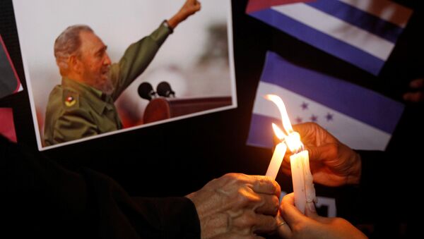 People place candles beside a picture of Fidel, as part of a tribute, following the announcement of the death of Cuban revolutionary leader Fidel Castro, in Tegucigalpa, Honduras November 26, 2016 - Sputnik International