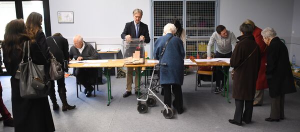 People wait to vote at a polling station in Rennes, western France, on November 27, 2016 during the second round of the centre-right primaries ahead of the 2017 presidential election People wait to vote at a polling station in Rennes, western France, on November 27, 2016 during the second round of the centre-right primaries ahead of the 2017 presidential election - Sputnik International