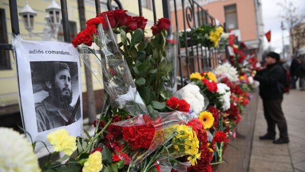 Moscow residents bring flowers to Cuban Embassy in memory of Fidel Castro - Sputnik International