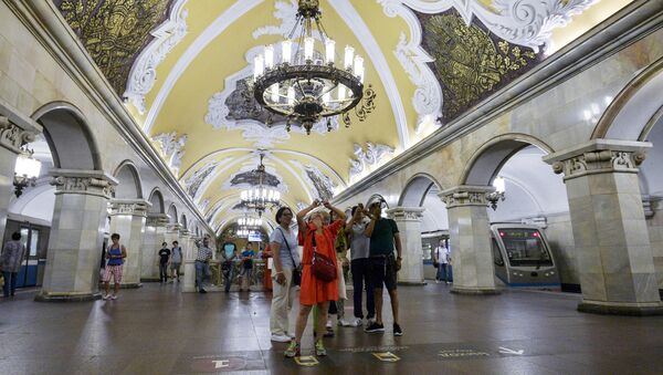 Tourists at Komsomolskaya station of the Moscow metro - Sputnik International