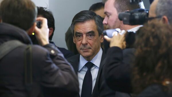 Francois Fillon (C), former French prime minister, arrives to meet Alain Juppe (not pictured) after the results in the second round for the French center-right presidential primary election in Paris, France, November 27, 2016 - Sputnik International