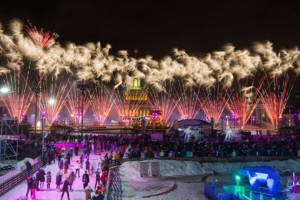 Moscow Kicks Off Winter Season With Opening of Colorful Skating Rinks - Sputnik International