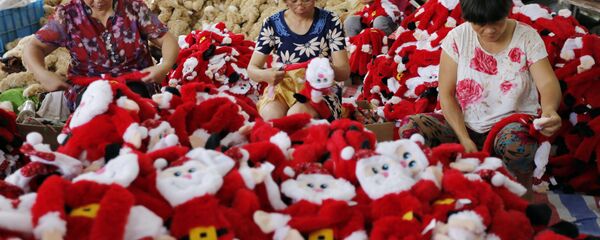 Chinese workers making Santa Claus dolls at a toy factory in Ganyu district in Lianyungang, east China's Jiangsu province - Sputnik International