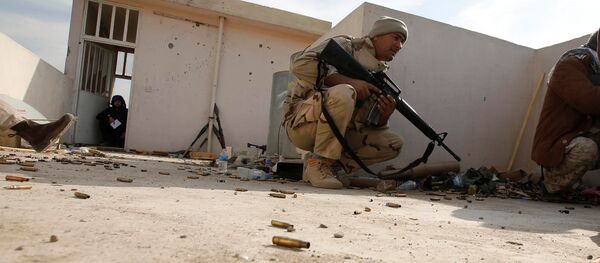 Iraqi soldiers take cover during operation against Islamic State militants in the frontline neighbourhood of Intisar, eastern Mosul November 27, 2016. - Sputnik International