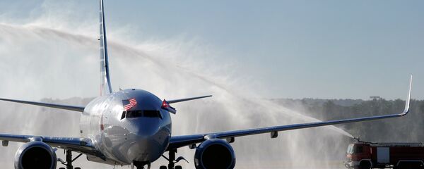 An American Airlines plane arrives at Jose Marti International Airport becoming the first Miami-Havana commercial flight in 50 years, coinciding with the beginning of the tributes to late Cuban leader Fidel Castro, on November 28, 2016 in Havana - Sputnik International