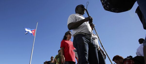 People stand in line to pay tribute to Cuba's late President Fidel Castro in Revolution Square in Havana, Cuba, November 28, 2016. People stand in line to pay tribute to Cuba's late President Fidel Castro in Revolution Square in Havana, Cuba, November 28, 2016. - Sputnik International
