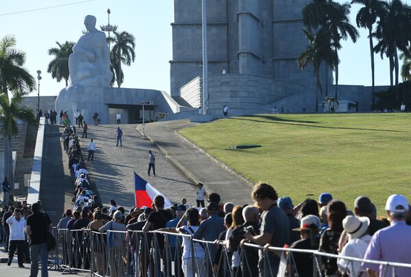 People queue to enter Jose Marti's memorial to pay their last respects to Cuban revolutionary icon Fidel Castro at Revolution Square in Havana - Sputnik International