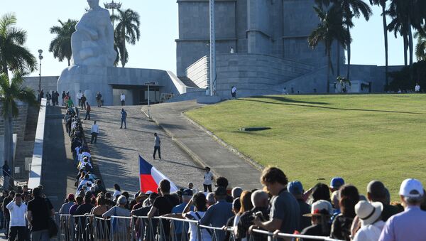 People queue to enter Jose Marti's memorial to pay their last respects to Cuban revolutionary icon Fidel Castro at Revolution Square in Havana - Sputnik International