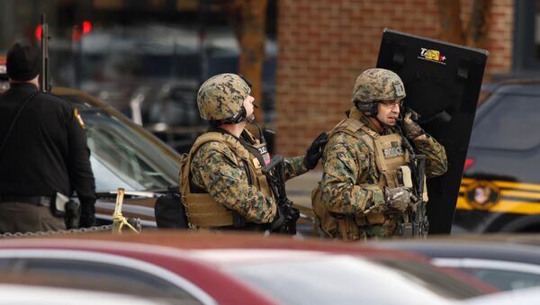 Law enforcement officials are seen outside of a parking garage on the campus of Ohio State University as they respond to an active attack in Columbus, Ohio - Sputnik International