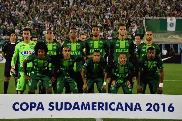 Brazil's Chapecoense players pose for pictures during their 2016 Copa Sudamericana semifinal second leg football match against Argentina's San Lorenzo held at Arena Conda stadium, in Chapeco, Brazil, on November 23, 2016. - Sputnik International