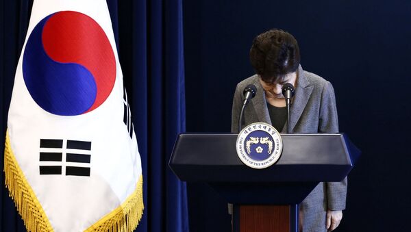 South Korean President Park Geun-Hye bows during an address to the nation, at the presidential Blue House in Seoul, South Korea, 29 November 2016 - Sputnik International