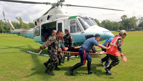 Soldiers carry on a stretcher a wounded member of Philippine President Rodrigo Duterte's presidential security group who was airlifted at an army camp in Cagayan de Oro after being hit in a roadside bomb attack in Lanao del Sur, Philippines November 29, 2016. - Sputnik International