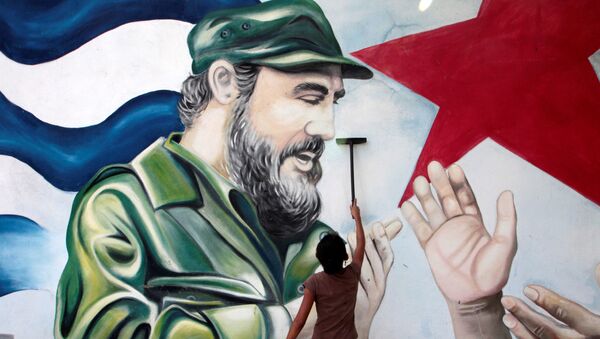 A child plays in front of a mural of late former Cuban leader Fidel Castro at the market in Managua, Nicaragua November 27, 2016.  - Sputnik International