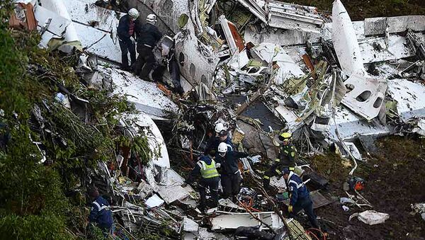 Rescuers search for survivors from the wreckage of the LAMIA airlines charter plane carrying members of the Chapecoense Real football team that crashed in the mountains of Cerro Gordo, municipality of La Union, on November 29, 2016. - Sputnik International
