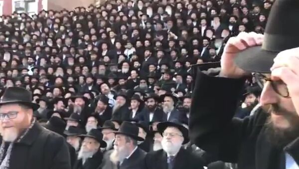 World's largest #MannequinChallenge - it's hard to get thousands of rabbis to stay still, but we went for it! - Sputnik International