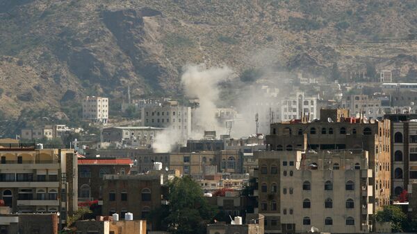 Dust rises from the site of an explosion during clashes between Houthi fighters and pro-government fighters in southwestern city of Taiz, Yemen - Sputnik International