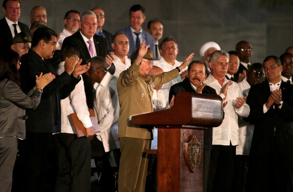 Cuban President Raul Castro acknowledges the applause from the crowd as he attends a massive tribute to Cuba's late President Fidel Castro in Revolution Square in Havana, Cuba, November 29, 2016. - Sputnik International
